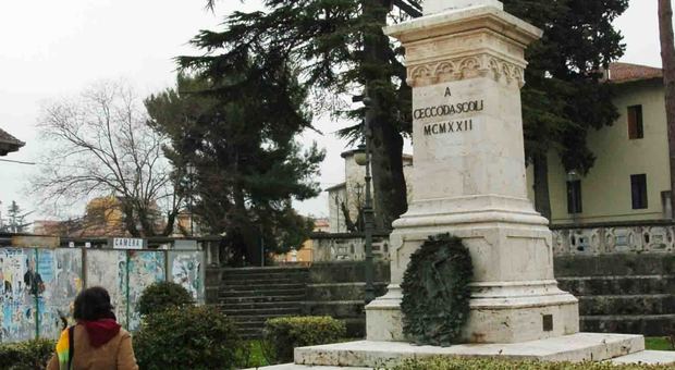 La statua di Cecco d'Ascoli nel centro della città