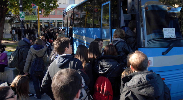 La protesta: «Nell'autobus noi studenti stipati come sardine»
