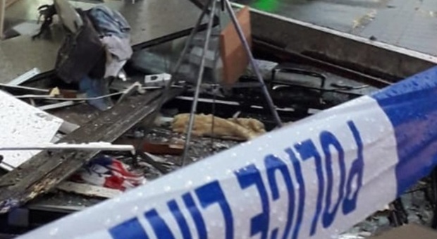 Londra, edificio crolla dopo un'esplosione nella zona ovest: cinque persone salvate
