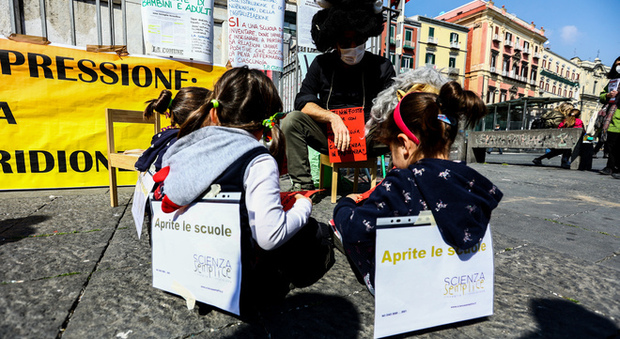 Scuole chiuse a Napoli, insegnanti e genitori No Dad in sciopero: «I soldi del Recovery Fund per la scuola»