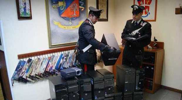 I carabinieri recuperano 17 computer rubati in una scuola