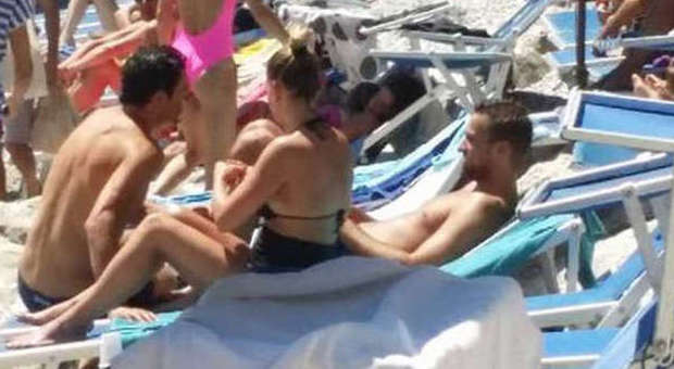 Emma Marrone e Fabio Borriello tintarella a Capri Foto