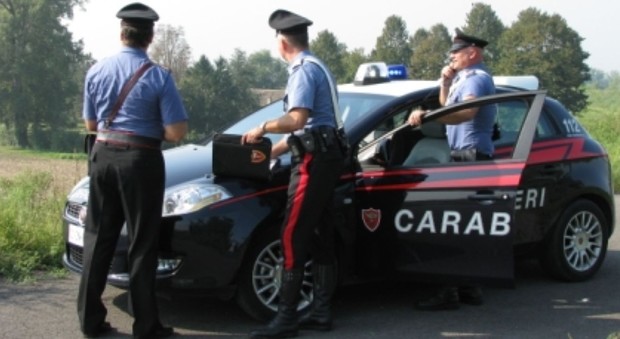 I carabinieri durante alcuni controlli