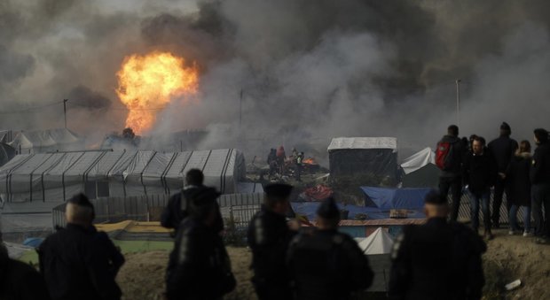 Calais, i migranti rientrano nella «giungla»