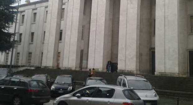Ascoli, due giovani fermati davanti al palazzo di giustizia