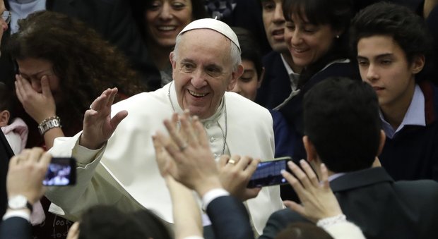 Il Papa all'udienza del mercoledì: "Le donne sono più coraggiose degli uomini"