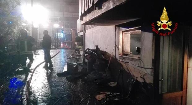 Incendio distrugge una taverna: salvo l'appartamento a piano terra