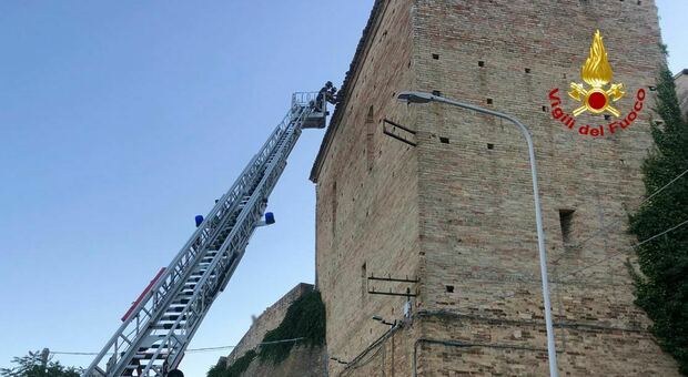 Crolla il tetto della chiesa sconsacrata, paura in centro a Montappone