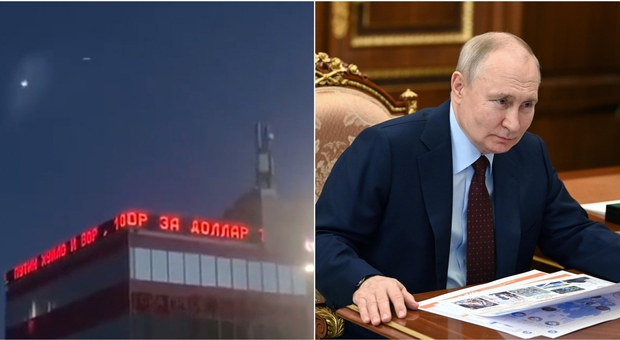 Putin «testa di c...», lo zar insultato e deriso per il crollo del rublo: la scritta degli hacker su un palazzo in Siberia