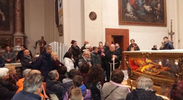 Il Vescovo, Giuseppe Piemontese discute con i fedeli nella Basilica di San Valentino