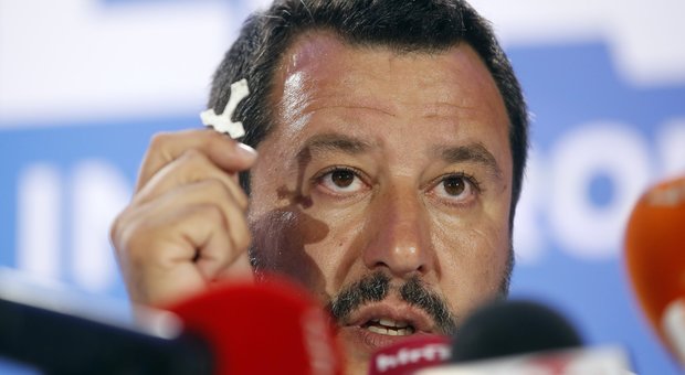 Salvini bacia il crocifisso (AP Photo/Antonio Calanni)