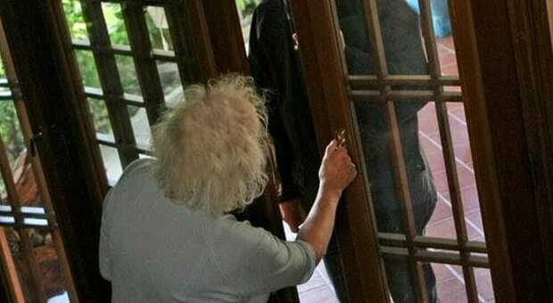 Anziana rapinata in casa nel Napoletano, 20mila euro il bottino: preso uno dei malviventi