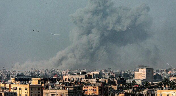 Gaza, raid su persone in attesa di aiuti: 12 morti. Tel Aviv, arrestati 16 manifestanti che protestavano contro il governo