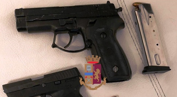Due pistole nascoste nella caldaia sul balcone: arrestati madre e figlio a Napoli
