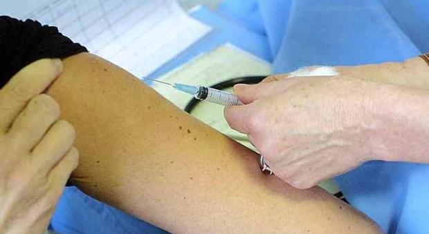 Si inietta liquido seminale per oltre un anno per curare il mal di schiena, 33enne ricoverato