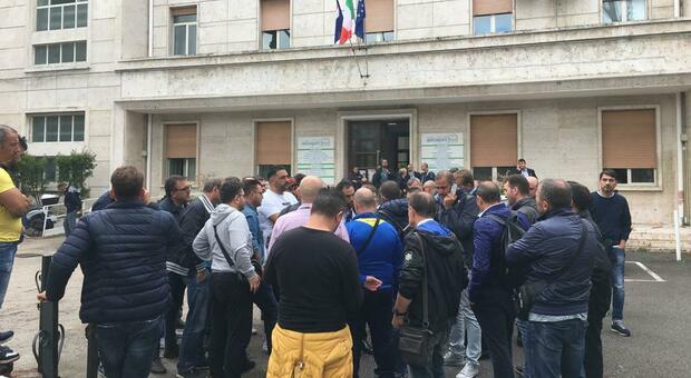 Covid, protesta dei sanitari dei punti vaccinali a Torre del Greco: chiedono il pagamento delle indennità spettanti