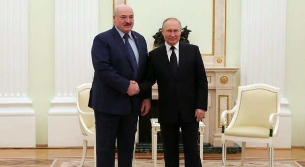 Perché la Bielorussia è così importante per Putin? Il pretesto per entrare in guerra e il rischio di invasione: con Kiev è scontro