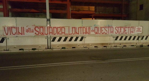 Uno degli striscioni affissi ad Ancona