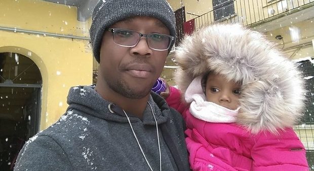 Bimba di 2 anni accoltellata a morte, il papà nega: «Io vittima di una rapina»