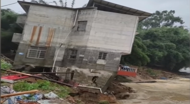 Edificio di tre piani crolla in pochi secondi a causa di un'inondazione