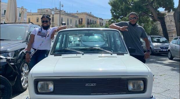 Dagli Stati Uniti a Bari, il giro in città su un'auto d'epoca per due turisti: «Guidate come pazzi»
