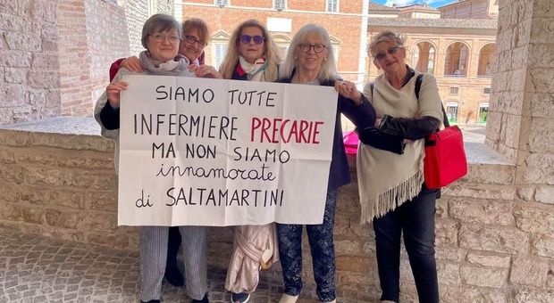 Gaffe dell’assessore, l’ironia delle sanitarie di Fabriano in sit in «Infermiere precarie, ma non siamo innamorate di Saltamartini»