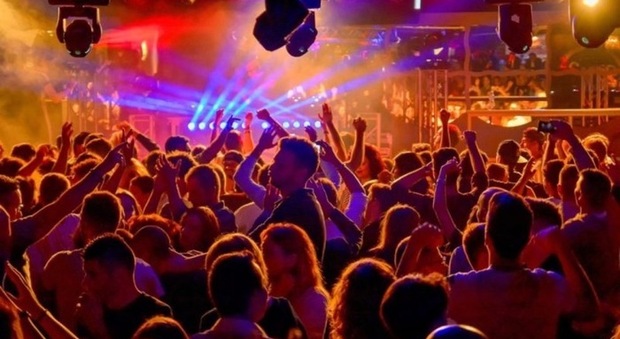 Discoteche chiuse per Covid, rivolta dei gestori: «A rischio 4 miliardi, dal Governo neanche un euro» Discoteche chiuse per Covid, rivolta dei gestori: «A rischio 4 miliardi, dal Governo neanche un euro»