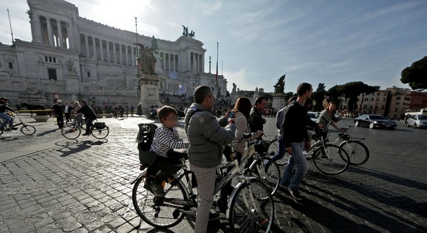 Roma, torna la domenica a piedi: il 28 febbraio blocco del traffico e più mezzi pubblici