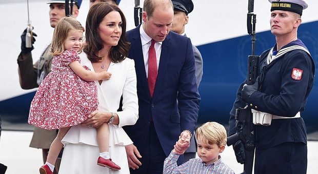 Kate e William in Europa con i principini: George fa i capricci e non vuole uscire dall'aereo