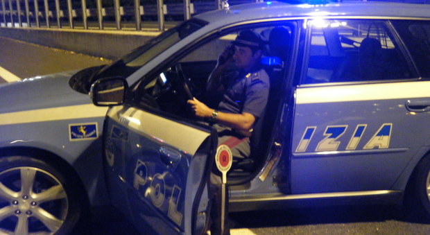 Contromano in A14: bloccato dalla polizia e patente sospesa