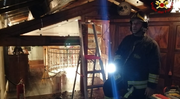 Incendio nella mansarda, scoperchiati 40 mq di tetto per fermare le fiamme