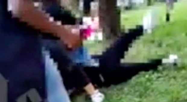 Dodicenne picchiata a calci e pugni da tre ragazzine: il video choc in diretta Instagram