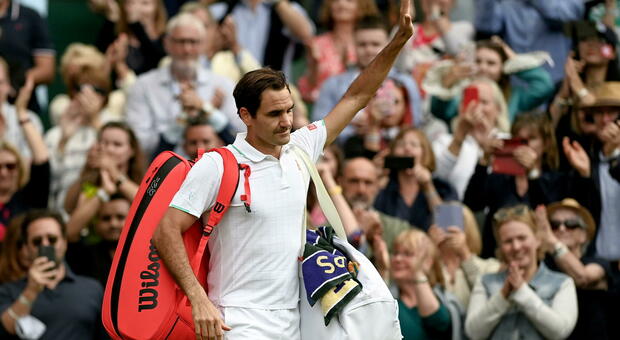 Wimbledon, Federer eliminato in tre set da Hurkacz. Il campione svizzero esce tra gli applausi VIDEO