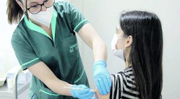 SAN DONA' DI PIAVE La vaccinazione di una ragazza contro il Coronavirus