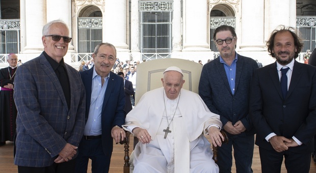 A Papa Francesco il premio Charlot per il buonumore, glielo ha consegnato il figlio di Charlie Chaplin