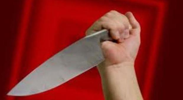 Minaccia i genitori con un coltello arrivano i carabinieri e lo denunciano