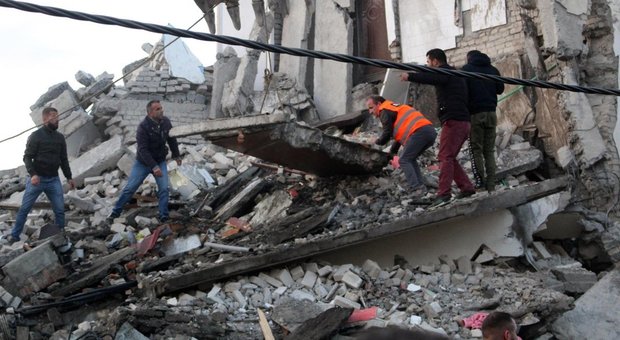 Terremoto in Albania: scossa di 6.5, tre morti e centinaia di feriti, persone sotto le macerie. Scosse avvertite in Puglia, Campania e Abruzzo