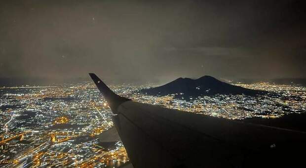 Insigne, scatto d'artista dall'aereo: il capitano fotografa il Vesuvio
