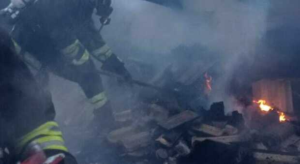 Pasqua di paura a Padula: attico in fiamme sulla Nazionale