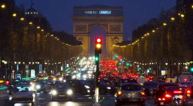Parigi, domani un milione in piazza tra falsi allarmi e paura - Leggi