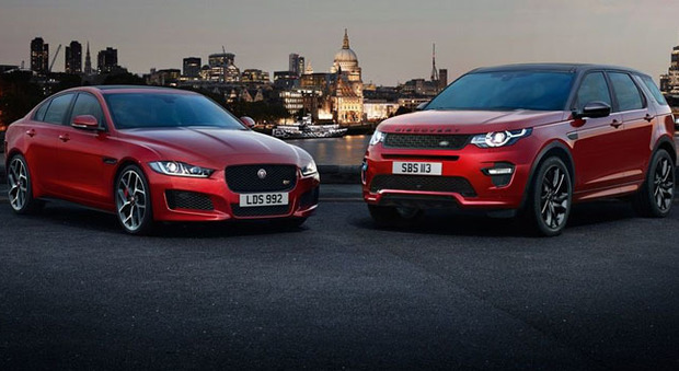 La Jaguar F-Type (a sinistra) e il Land Rover Discovery