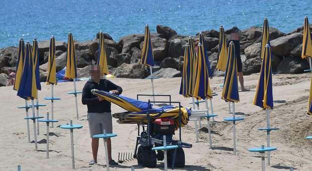 Caro spiagge, aumenti fino al 20% per lettini e ombrelloni. I gestori: «Siamo costretti, ecco perché»