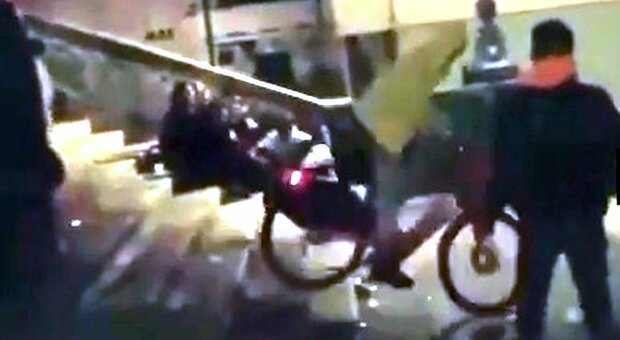 Roma, giù dalla Scale del Tamburino saltando con la bici: il video dei vandali social che distruggono i monumenti per un pugno di like