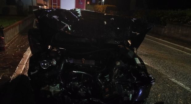 Una delle auto coinvolte nell'incidente frontale accaduto nella notte a Villa Santina, in Carnia