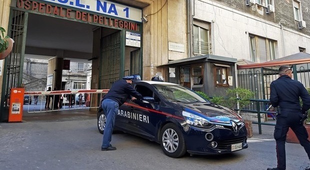 Napoli, entra in ospedale col casco e spara: 22enne ferito alle gambe. «Ha fatto fuoco verso 4 persone»