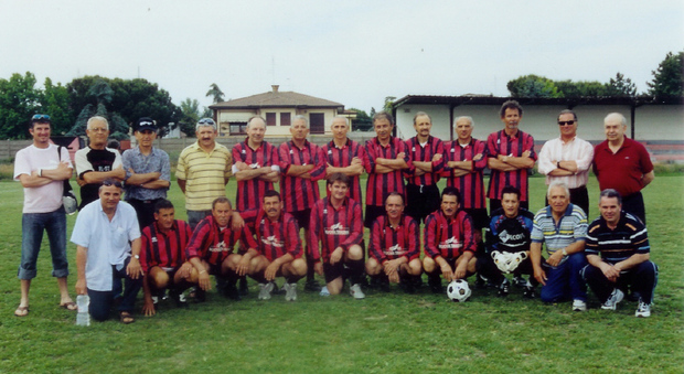Antonio "Toni" Scabin, secondo in piedi da sinistra, con una formazione delle vecchie glorie del Contarina calcio, foto tratta da Polesine Sport