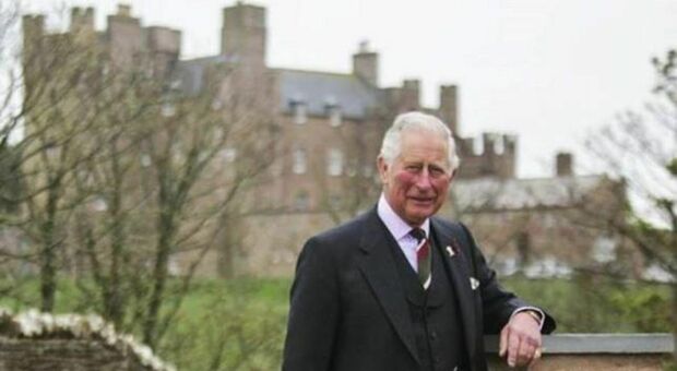 Il principe Carlo e quei 3 milioni in contanti ricevuti da uno sceicco del Qatar: «Consegnati in un borsone e buste della spesa»