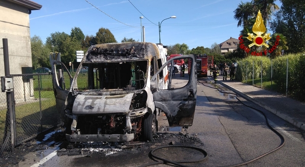 Ambulanza della Croce Verde prende fuoco dopo un trasporto: spavento