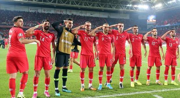 Erdogan contro l'Uefa: discrimina sui saluti militari turchi