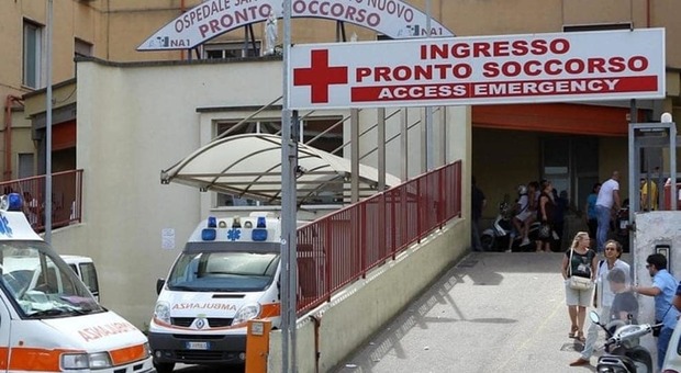 Napoli, ancora violenza in ospedale: infermiera aggredita al Loreto Mare, lancio di oggetti contro un'ambulanza